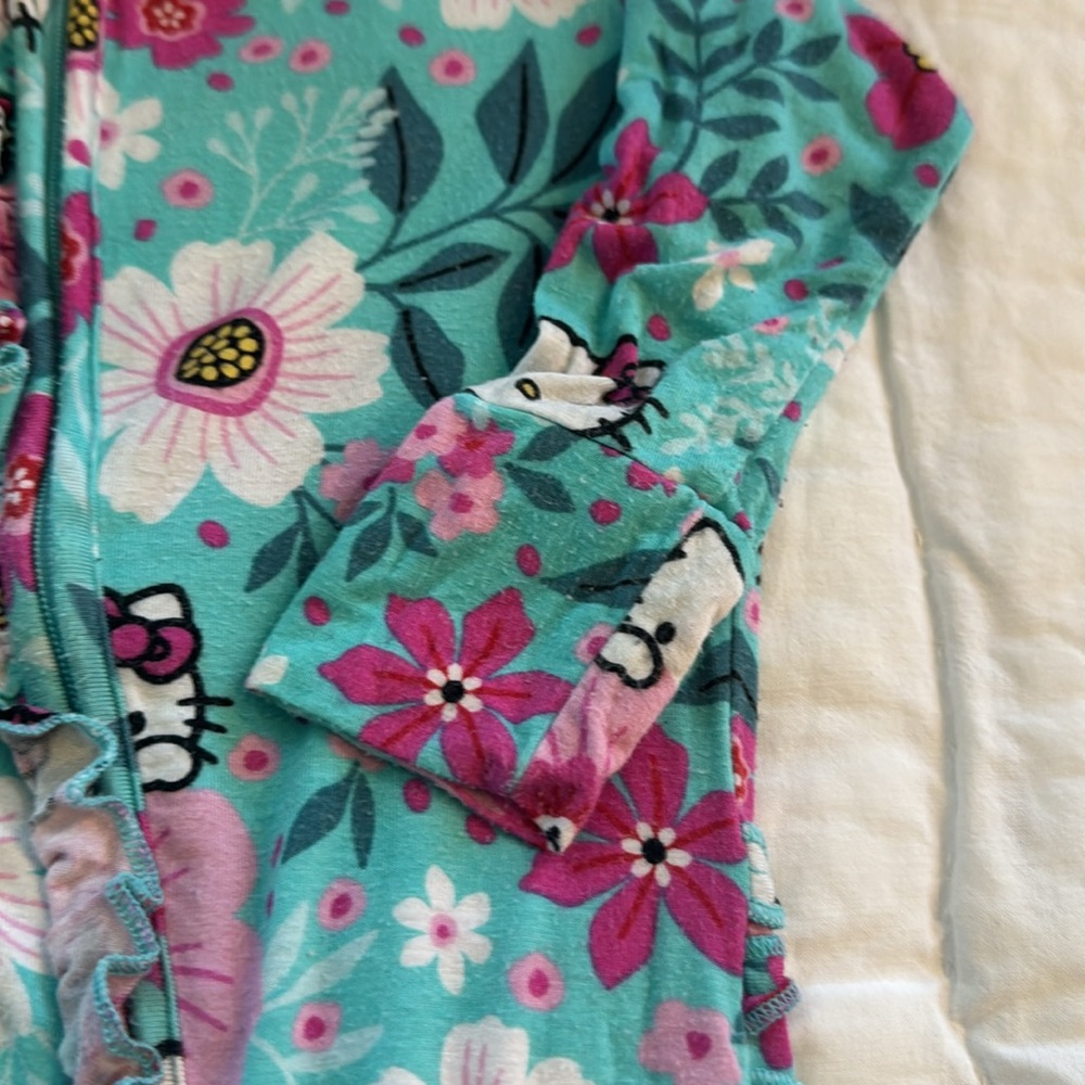 Hello Kitty x Posh Peanut Footie Pajamas (9-12 mos) - Picture 6 of 9
